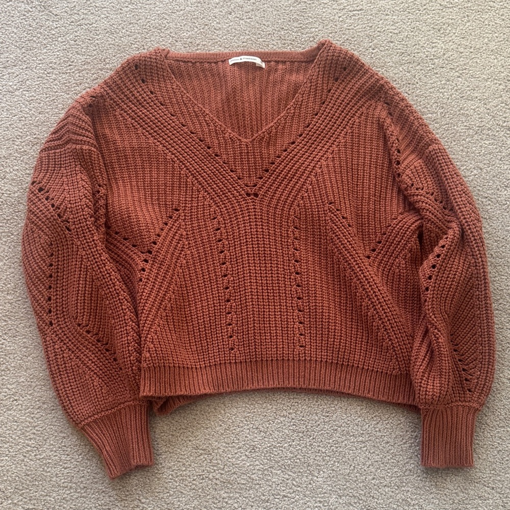 moon & madison V-Neck Sweater in Rust